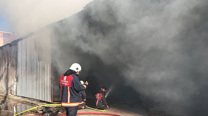 Arnavutköy’de bir karton fabrikasında yangın çıktı