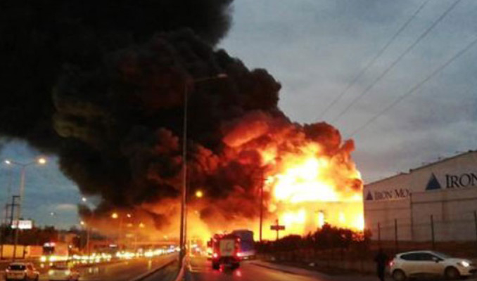 Gebze’de sünger fabrikasında büyük yangın