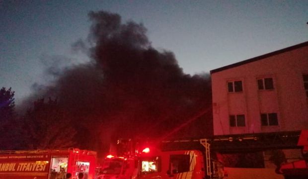 Esenyurt’ta 4 katlı bir tekstil fabrikasının deposunda yangın