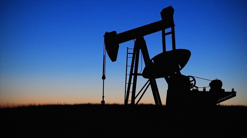 IEA küresel petrol talebi öngörüsünü düşürdü