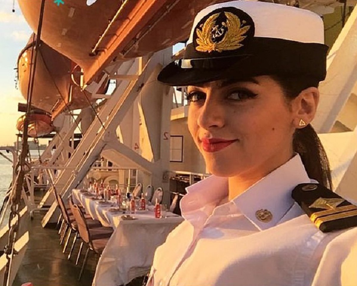 Tıkanan kanalın faturası Mısır’ın ilk kadın kaptanına kesildi