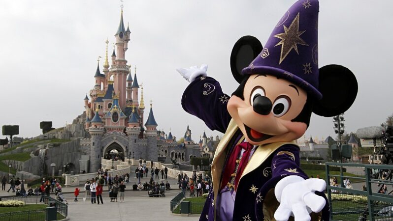 Disneyland kapatıldı, ziyaretçiler mahsur kaldı
