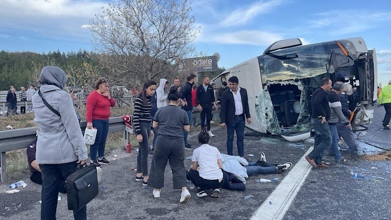 Anadolu Otoyolu’nda yolcu otobüsü devrildi