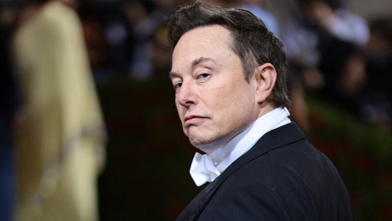 Elon Musk hisse satışlarını durdurdu