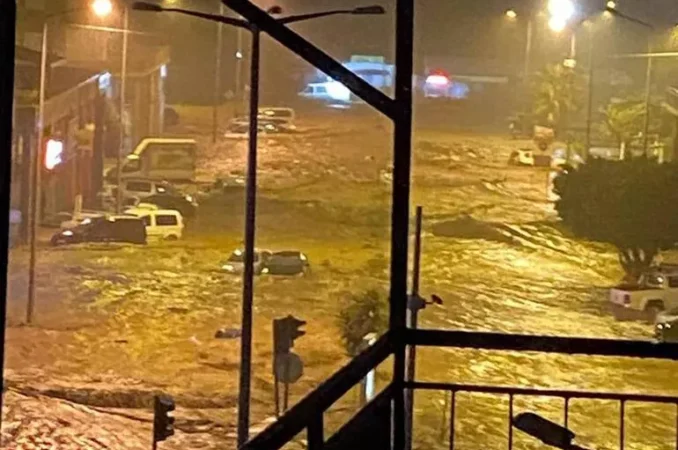 Antalya’da sel! Evleri su bastı