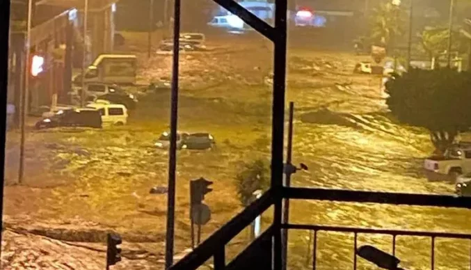 Antalya’da sel! Evleri su bastı