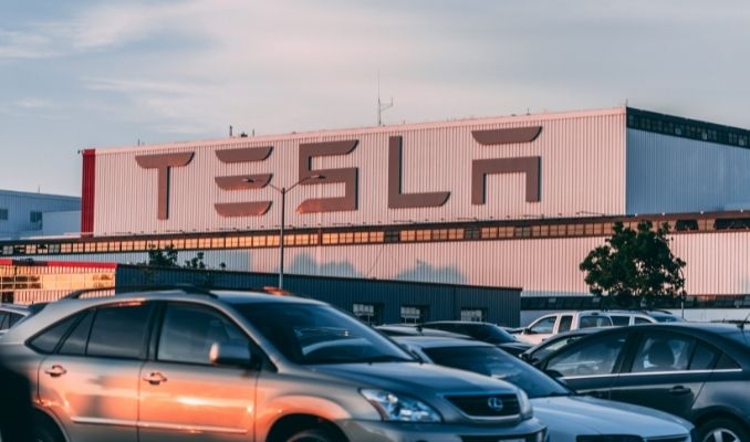 Tesla araçlarını geri çağırdı!