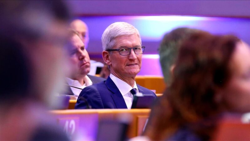 Apple, CEO’su Cook’un maaşından kesinti yapacak