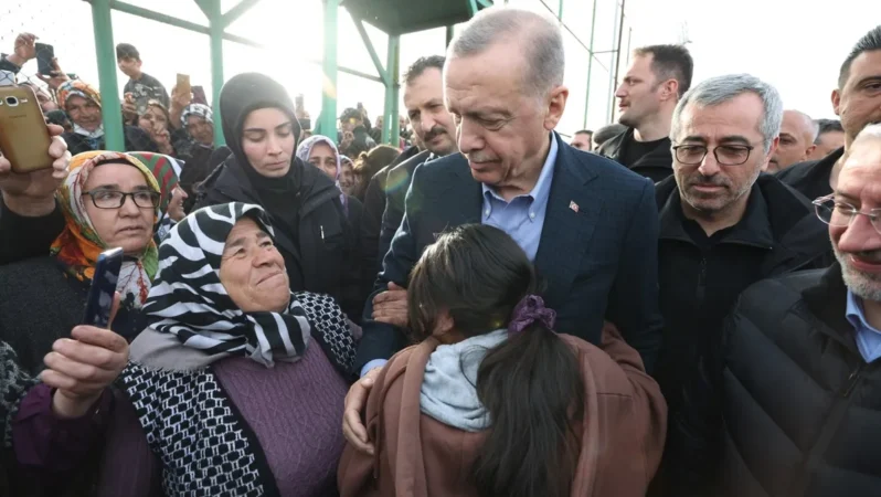 Cumhurbaşkanı Erdoğan, Afşin’deki çadır kentte incelemelerde bulundu