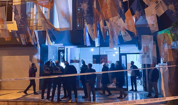 AK Parti seçim irtibat bürosu önünde silahla ateş açıldı