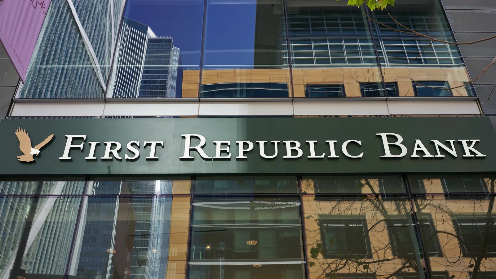 First Republic Bank’ın hisseleri yüzde 50’ye yakın değer kaybetti