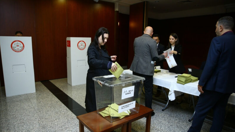 Yurt dışında oy verme işlemleri rekor katılımla tamamlandı