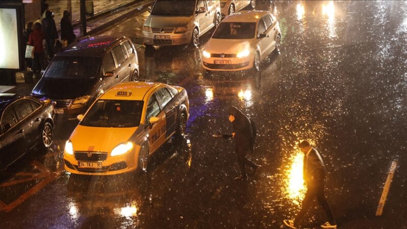İstanbul’da sağanak ve şiddetli rüzgar hayatı olumsuz etkiliyor